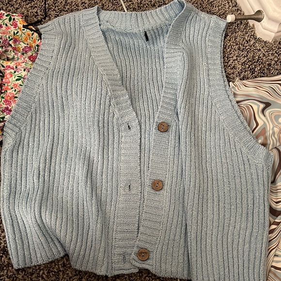 Like New sweater vest and crop top set - Picture 2 of 5